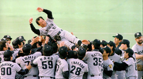 85年、日本一となり吉田義男監督を胴上げする一枝修平コーチ（右から2人目）ら