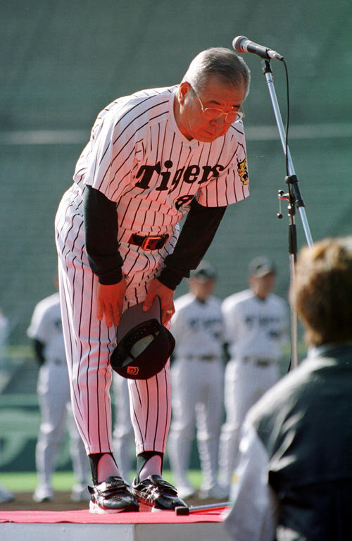 ファン感謝デーで、3年連続最下位を振り返り、頭を下げて陳謝する野村克也監督（2000年11月23日）