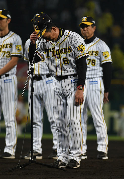 阪神対DeNA　最下位に終わりファンを前に頭を下げる阪神金本監督（撮影・渦原淳）
