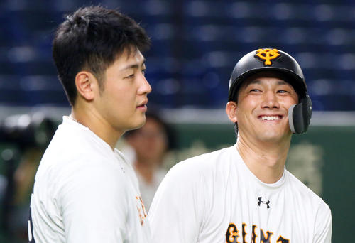 巨人対広島　試合前、巨人岡本（左）と談笑する小林（撮影・垰建太）
