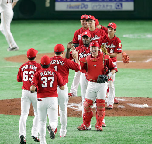 巨人対広島　2－0で勝利し、笑顔でハイタッチする会沢翼（中央）ら広島ナイン（撮影・浅見桂子）