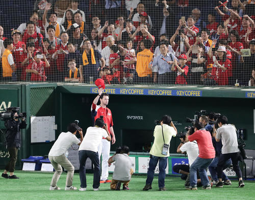 巨人対広島　2－0で勝利し、7回無失点のジョンソンは左翼スタンドのファンに帽子を取ってあいさつする（撮影・浅見桂子）