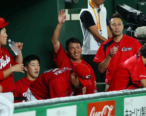 巨人対広島　試合前、巨人ベンチに笑顔で手を振る広島長野（中央）（撮影・垰建太）