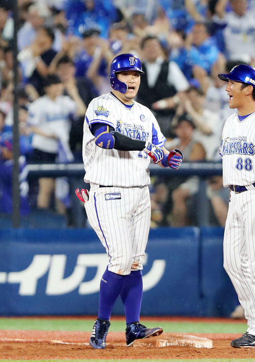DeNA対ヤクルト　7回裏DeNA1死二塁、筒香は中前適時打を放ち雄たけびを上げる（撮影・鈴木正人）