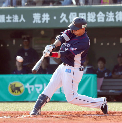 日本ハム対西武　7回表西武1死一、二塁、栗山は適時二塁打を放つ（撮影・佐藤翔太）