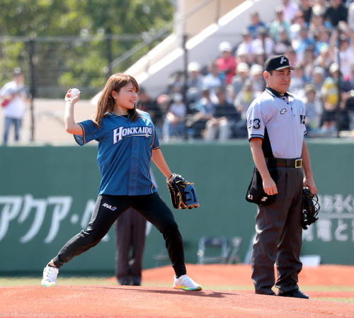日本ハム対西武　始球式を務める厚岸町出身でスピードスケート選手の佐藤綾乃（撮影・佐藤翔太）