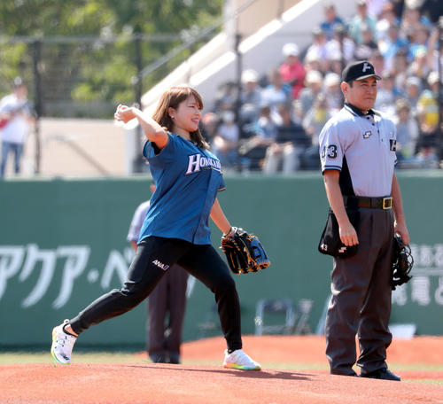 日本ハム対西武　始球式を務める厚岸町出身でスピードスケート選手の佐藤綾乃（撮影・佐藤翔太）