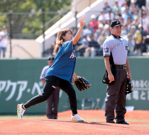 日本ハム対西武　始球式を務める厚岸町出身でスピードスケート選手の佐藤綾乃（撮影・佐藤翔太）