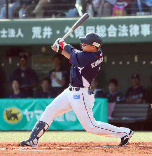 日本ハム対西武　7回表西武1死一、二塁、栗山は適時二塁打を放つ（撮影・佐藤翔太）