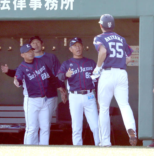 日本ハム対西武　8回表西武1死二塁、森の適時二塁打で生還した秋山（右手前）を出迎える辻監督（撮影・佐藤翔太）