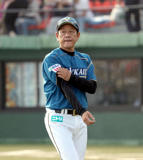 日本ハム対西武　選手交代を告げベンチに戻る日本ハム栗山監督（撮影・佐藤翔太）