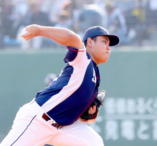 7回から登板する西武平良（撮影・佐藤翔太）