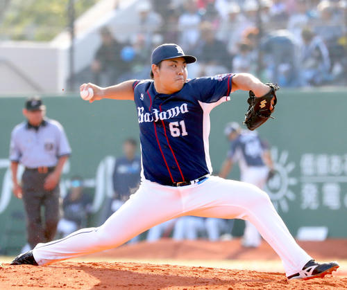 7回から西武2番手で登板する平良（撮影・佐藤翔太）