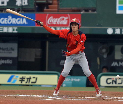 ゴールデンリバース対千曲川硬式野球クラブ　体勢を崩されるゴールデンリバース斎藤璃（撮影・鎌田直秀）