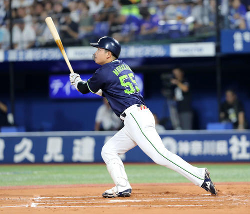 DeNA対ヤクルト　2回表ヤクルト2死、村上は中越え本塁打を放つ（撮影・鈴木正人）