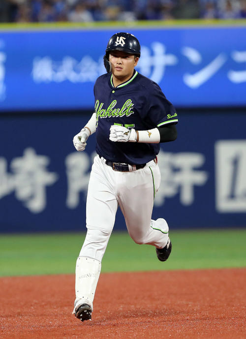 DeNA対ヤクルト　2回表ヤクルト2死、村上は中越え本塁打を放つ（撮影・鈴木正人）