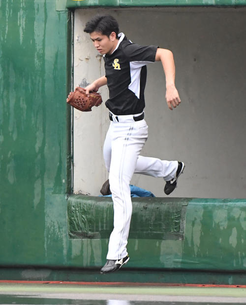 グラウンドに飛び出すソフトバンク高橋礼（撮影・奥田泰也）