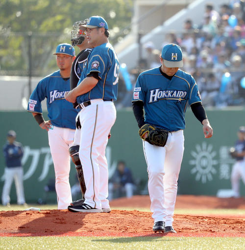 日本ハム対西武　7回途中で降板する日本ハム公文（右）（撮影・佐藤翔太）