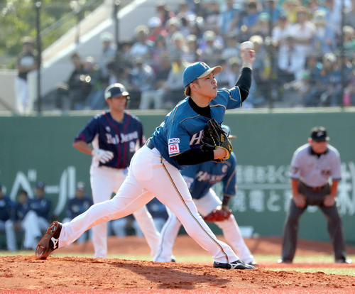 日本ハム対西武　6回途中から登板する日本ハム公文（撮影・佐藤翔太）