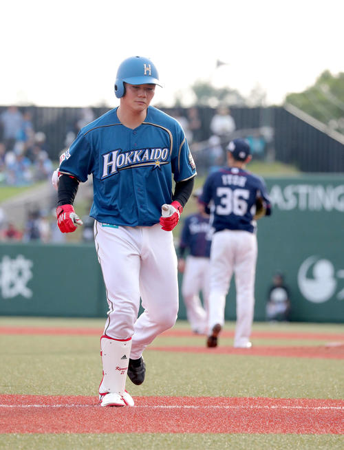 日本ハム対西武　9回裏日本ハム無死、遊飛に終わりベンチに戻る清宮。右奥は西武伊藤（撮影・佐藤翔太）