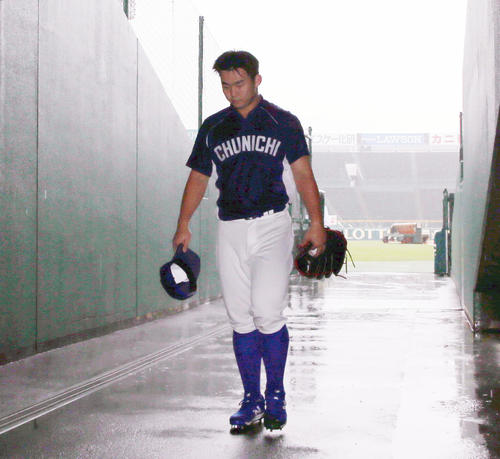 雨の中のキャッチボールを終えて引き揚げる中日小笠原慎之介（撮影・加藤哉）