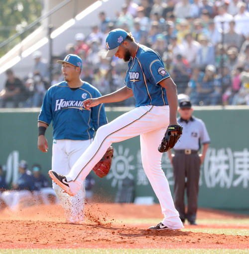 日本ハム対西武　5回表西武2死一、二塁、中村に勝ち越しとなる左前適時打を打たれマウンドの土を蹴り上げる日本ハム・ロドリゲス（撮影・佐藤翔太）