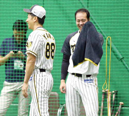 青柳（右）は矢野監督に話しかけられ笑顔を見せる（撮影・上山淳一）