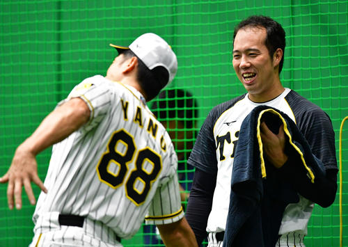 矢野耀大監督（左）の投球フォームのまねに笑顔をみせる青柳晃洋（撮影・清水貴仁）