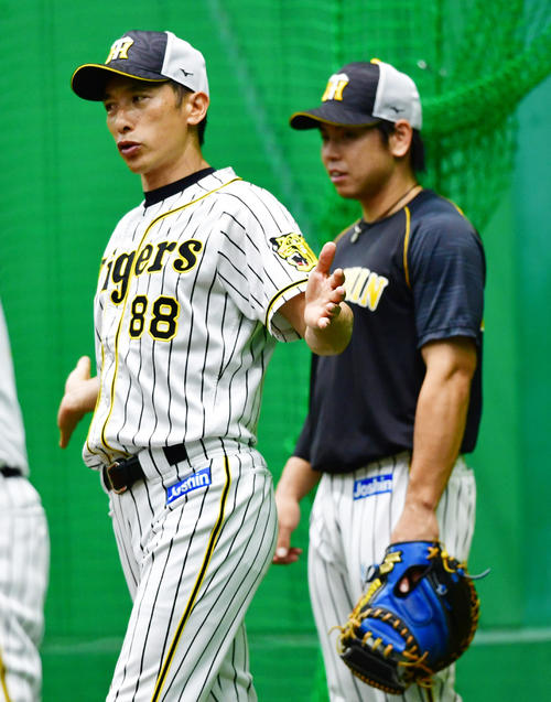 梅野（右）を指導する矢野監督（撮影・清水貴仁）