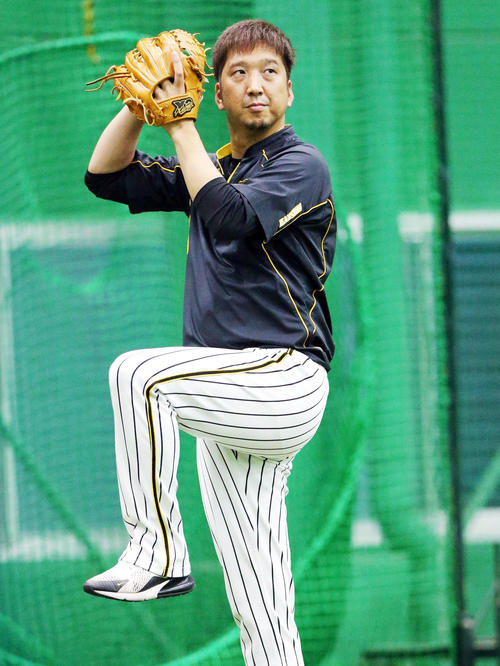 真剣な表情でキャッチボールする藤川（撮影・上山淳一）