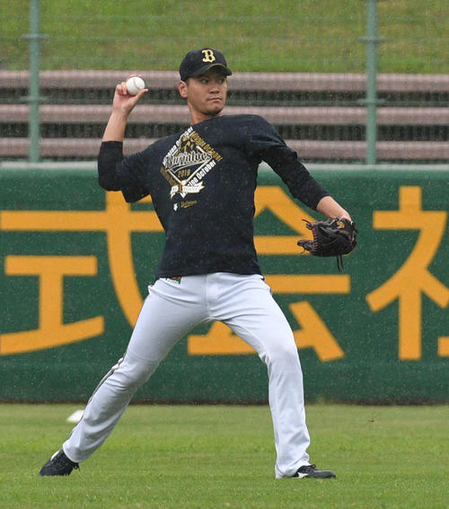 雨の中、外野でキャッチボールするK－鈴木（撮影・渦原淳）