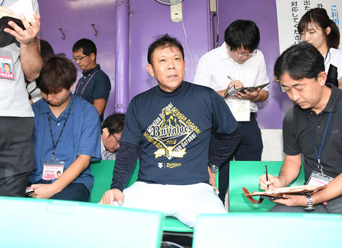 記者の質問にこたえる西村徳文監督（撮影・奥田泰也）