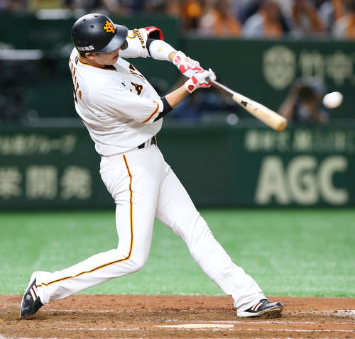 巨人対広島　5回裏巨人2死一塁、左前安打を放つ坂本勇（撮影・垰建太）