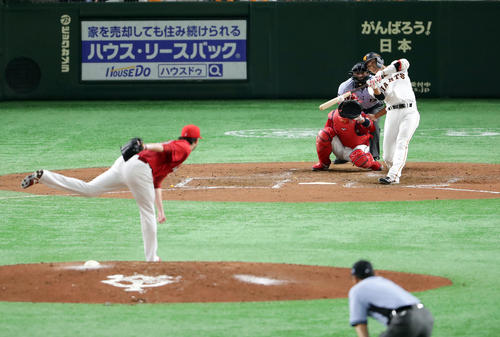 巨人対広島　5回裏巨人2死一塁、坂本勇は左前打を放つ。投手ジョンソン（撮影・浅見桂子）