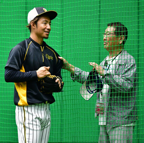 板東英二氏（右）と話す鳥谷敬（撮影・清水貴仁）