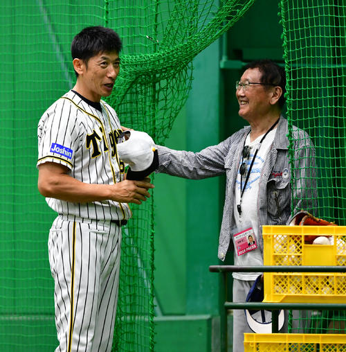 板東英二氏（右）とあいさつを交わす矢野監督（撮影・清水貴仁）