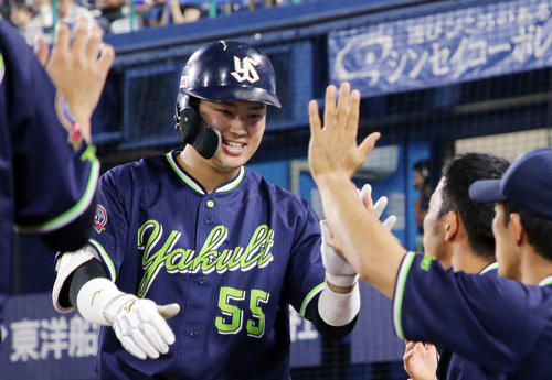 DeNA対ヤクルト　2回表ヤクルト2死、村上（中央）は中越え本塁打を放ち、ベンチ前でタッチを交わす（撮影・鈴木正人）