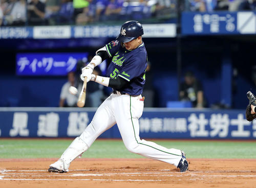 DeNA対ヤクルト　2回表ヤクルト2死、村上は中越え本塁打を放つ（撮影・鈴木正人）