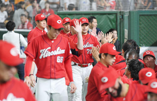 巨人対広島　巨人に勝利し、ナインとハイタッチする広島の緒方監督（中央）（撮影・加藤諒）