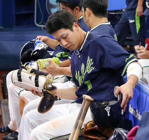 DeNA対ヤクルト　試合に敗れ引き揚げる準備をするヤクルト山田哲人