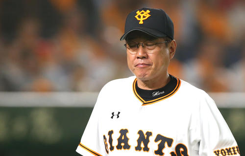 巨人対広島　8回、選手交代を告げさえない表情を見せる巨人原監督（撮影・垰建太）