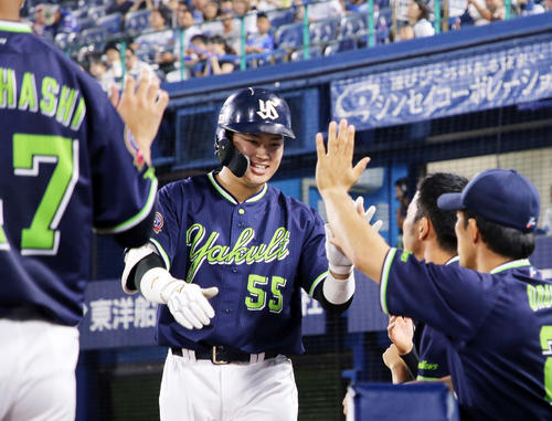 2回表ヤクルト2死、村上（中央）は中越え本塁打を放ち、ベンチ前でタッチを交わす（撮影・鈴木正人）