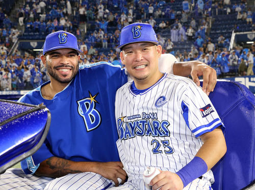 DeNA対ヤクルト　試合に勝利し笑顔を見せるDeNAエスコバー（左）と筒香（撮影・鈴木正人）