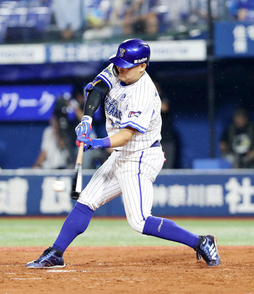 DeNA対ヤクルト　7回裏DeNA1死二塁、筒香は中前適時打を放つ（撮影・鈴木正人）