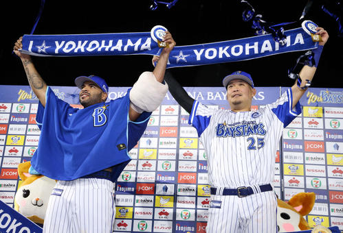 DeNA対ヤクルト　お立ち台で笑顔を見せるDeNAエスコバー（左）と筒香（撮影・鈴木正人）