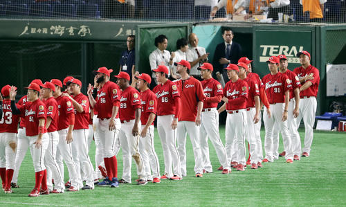 巨人対広島　2－0で勝利し、ハイタッチでナインを迎えるジョンソン（中央）ら広島ナイン。中央右は緒方監督（撮影・浅見桂子）