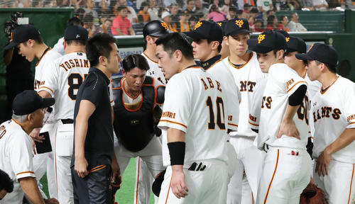 巨人対広島　3回裏巨人、ベンチ前で円陣を組む巨人の選手たち（撮影・垰建太）