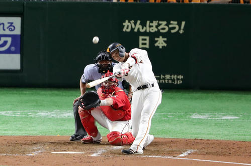 巨人対広島　5回裏巨人1死一塁、坂本勇は逆転2点本塁打を放つ。投手野村（撮影・浅見桂子）