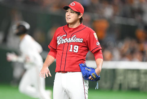 巨人対広島　5回裏2死一塁、広島先発の野村は坂本勇に逆転の2点本塁打を浴びる（撮影・加藤諒）