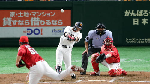 巨人対広島　6回裏巨人2死二塁、亀井は右翼2点本塁打を放つ。投手菊池保（撮影・浅見桂子）